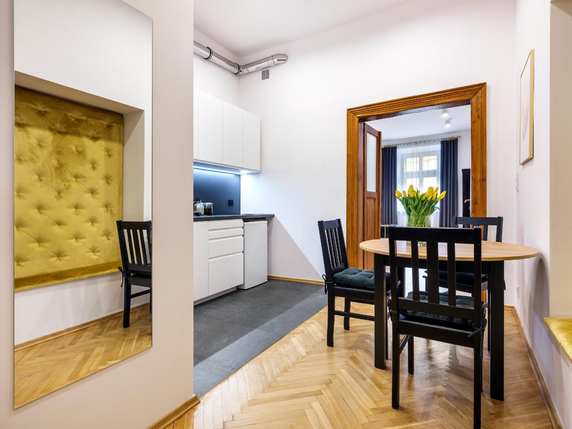 Tyzenhauz Apartments Old Town Краків Екстер'єр фото