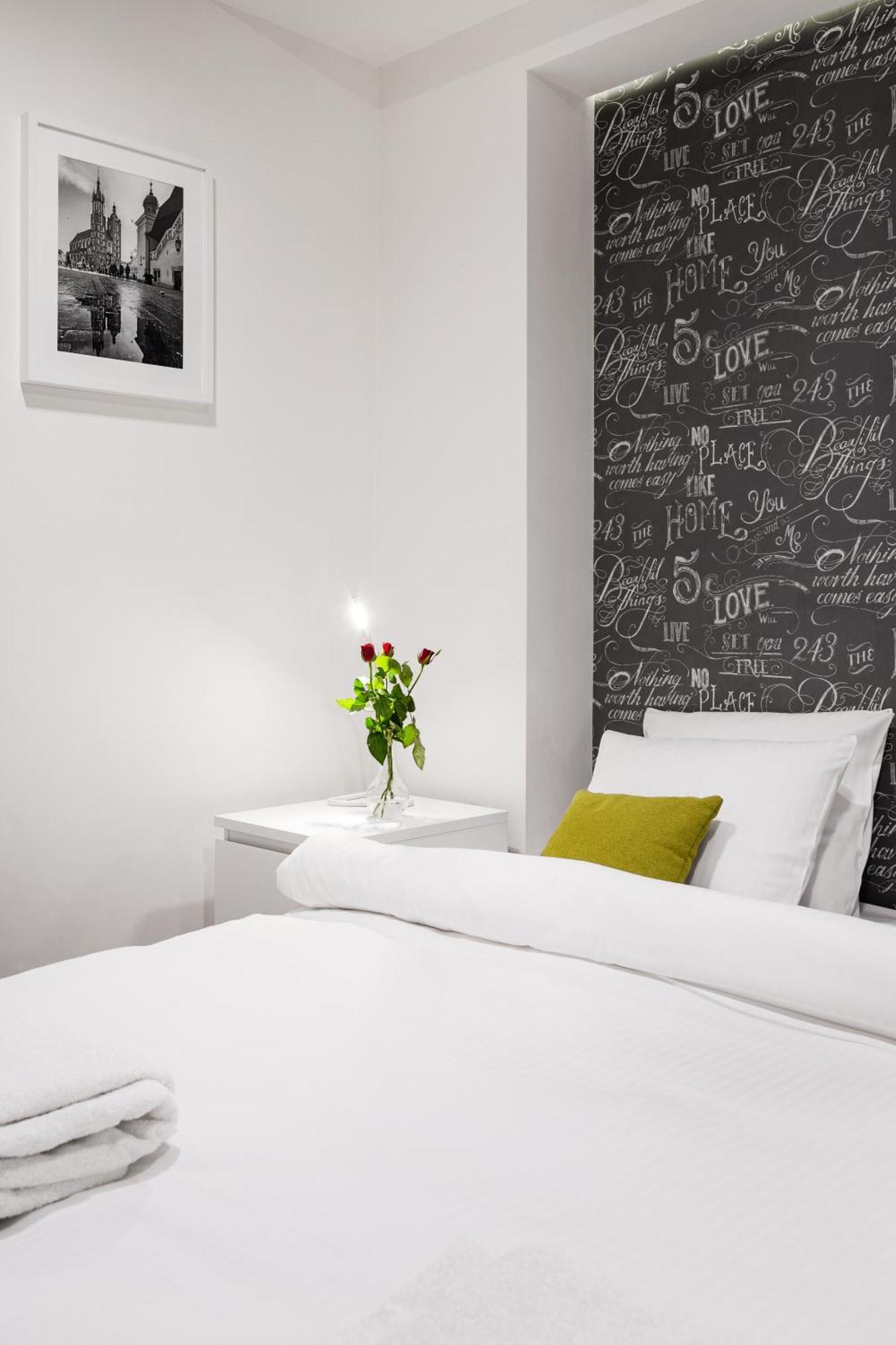 Tyzenhauz Apartments Old Town Краків Екстер'єр фото